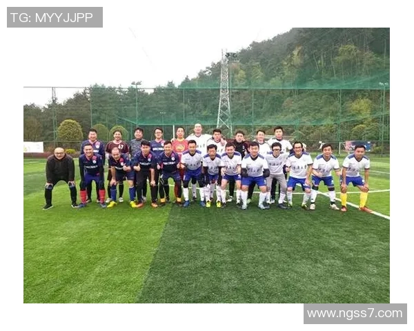 圆月弯刀足球的魅力与激情探寻足球文化中的侠义精神与团队合作 圆月弯刀足球的魅力与激情探寻足球文化中的侠义精神与团队合作