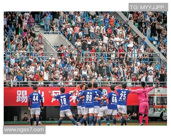 足球对抗赛精彩纷呈球员们展现技艺与团队精神的巅峰对决 足球对抗赛精彩纷呈球员们展现技艺与团队精神的巅峰对决